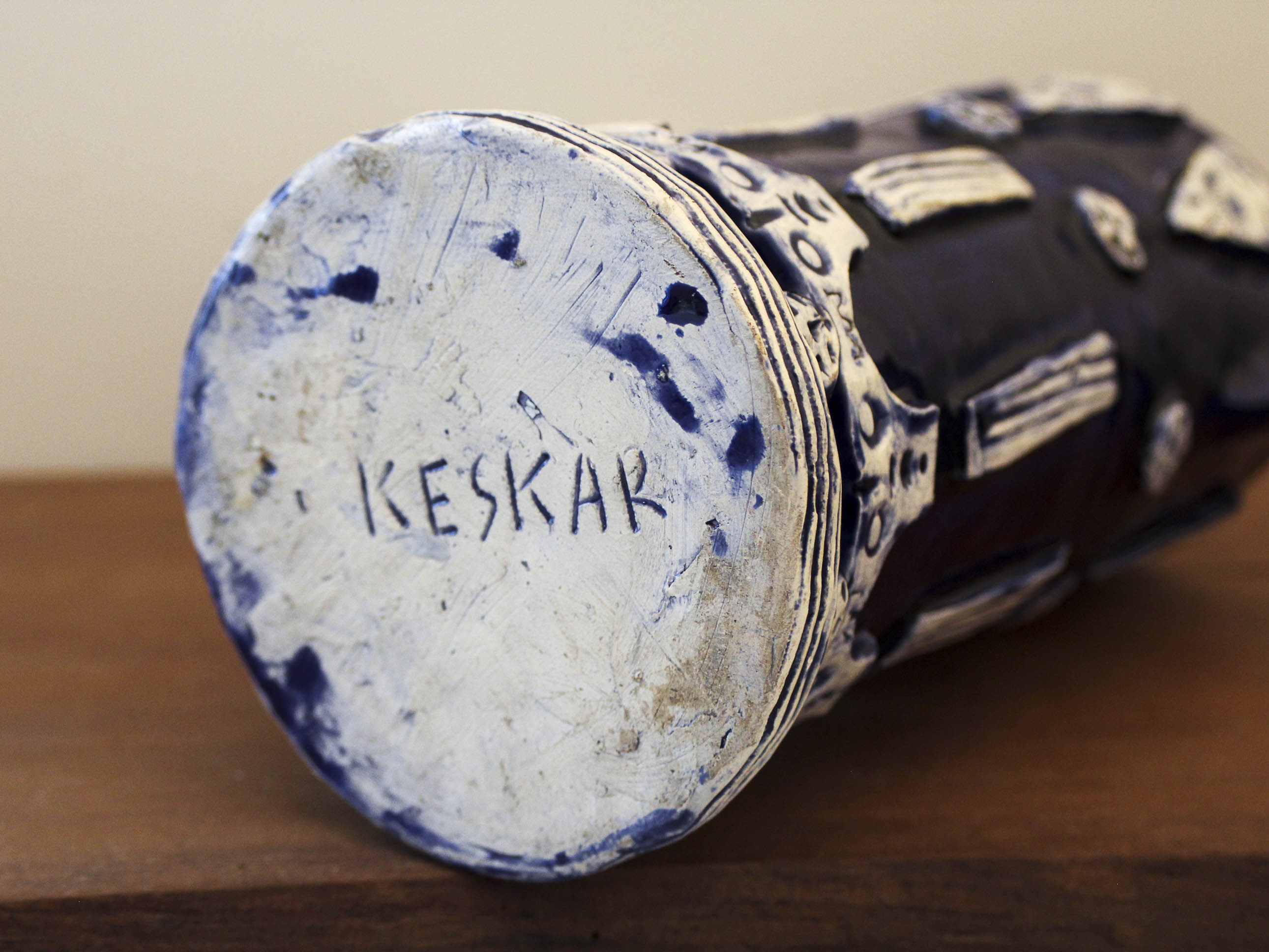 Pichet en céramique bleu et blanc de Keskar