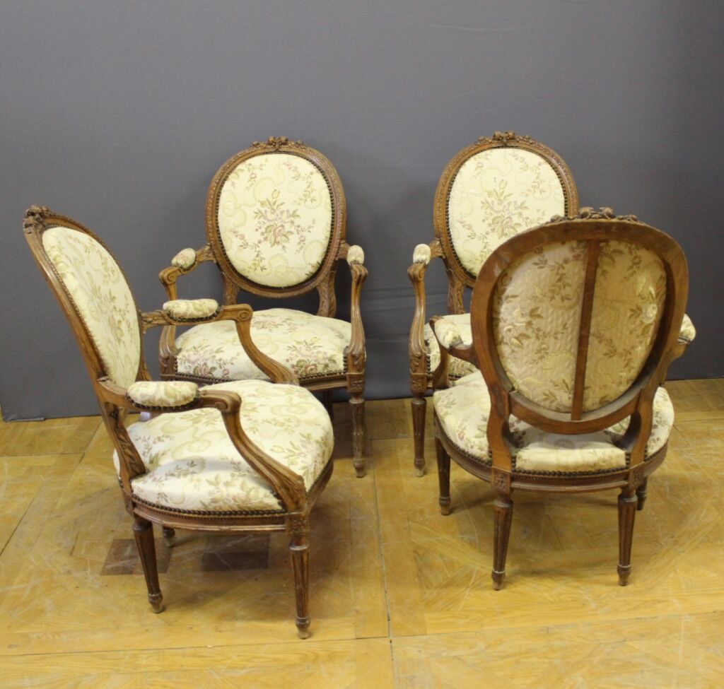 Suite de quatre fauteuils Louis XVI