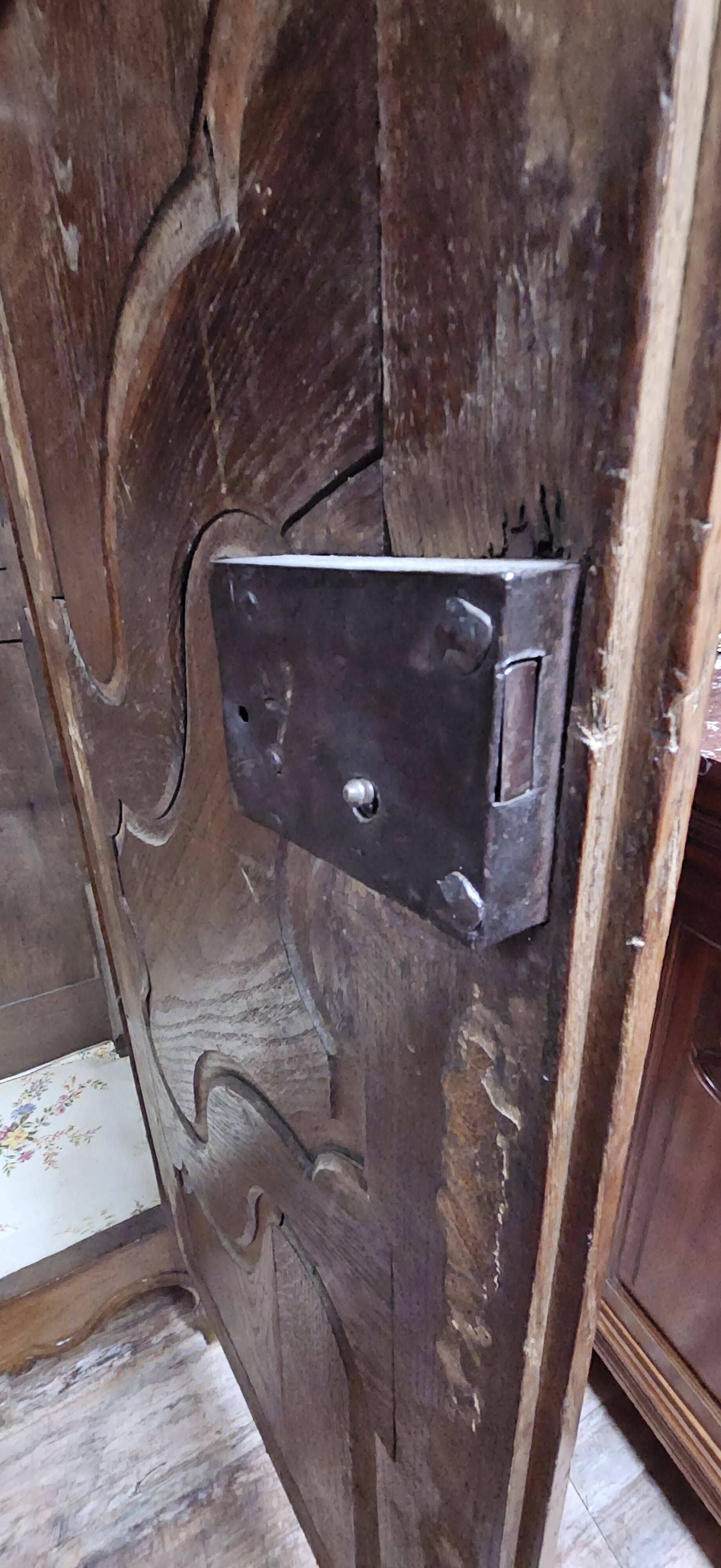 Antique Louis XV wardrobe in solid wood (oak and walnut)