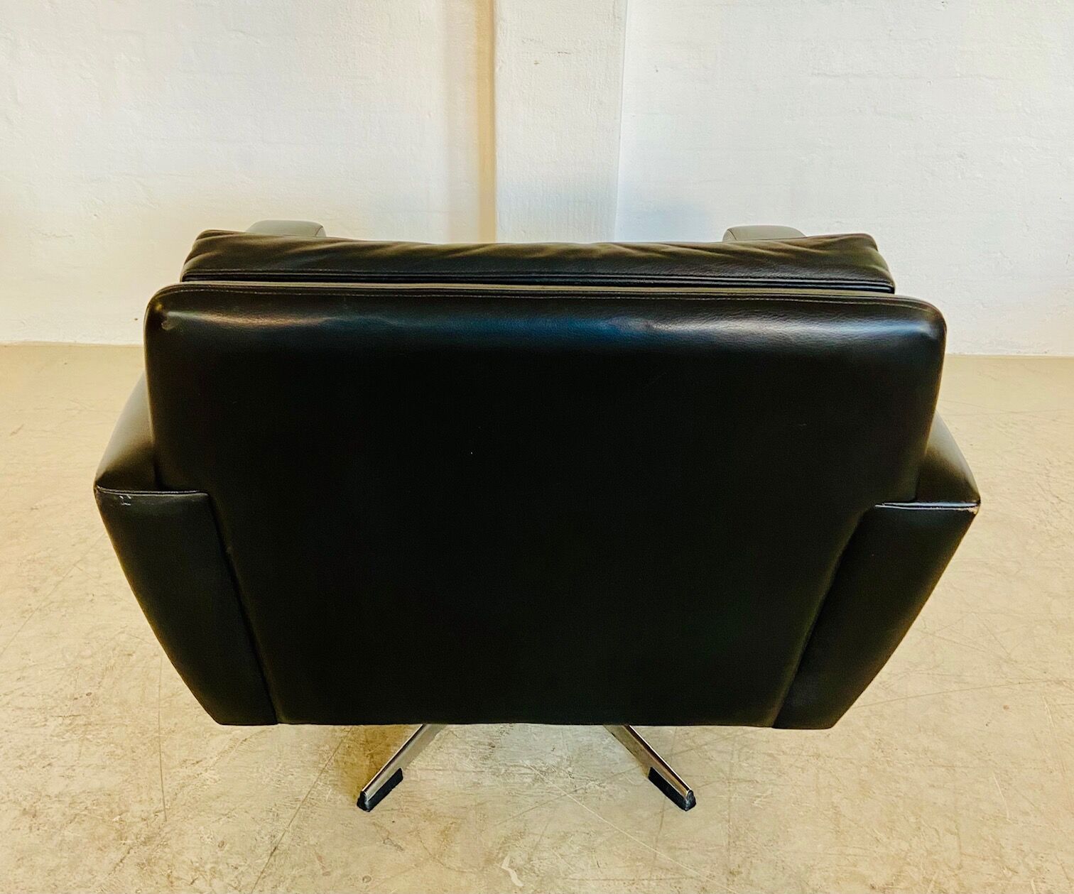 Vintage Danish swivel chair in black leather by Georg Thams