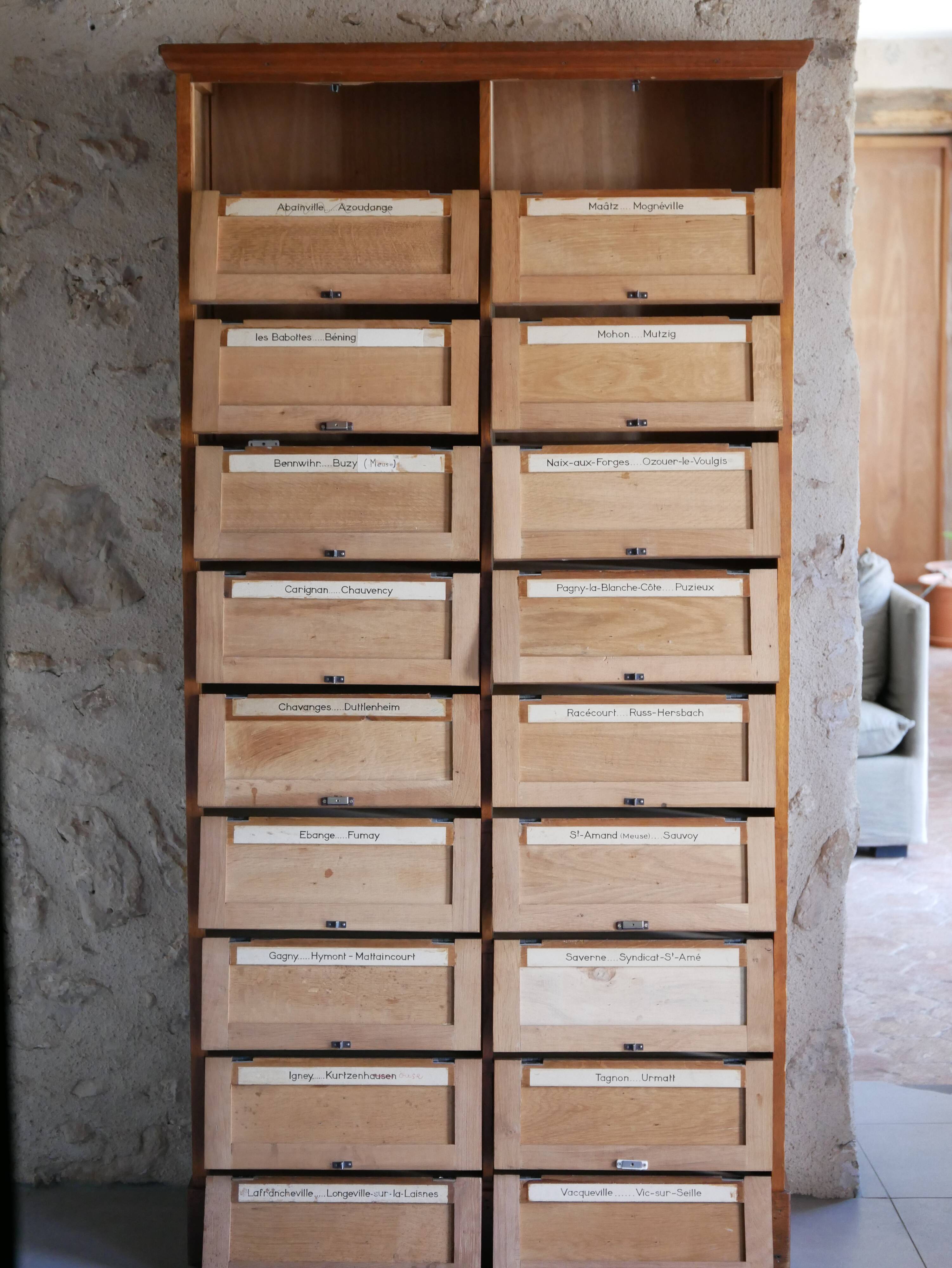 Notary's furniture with clamshells