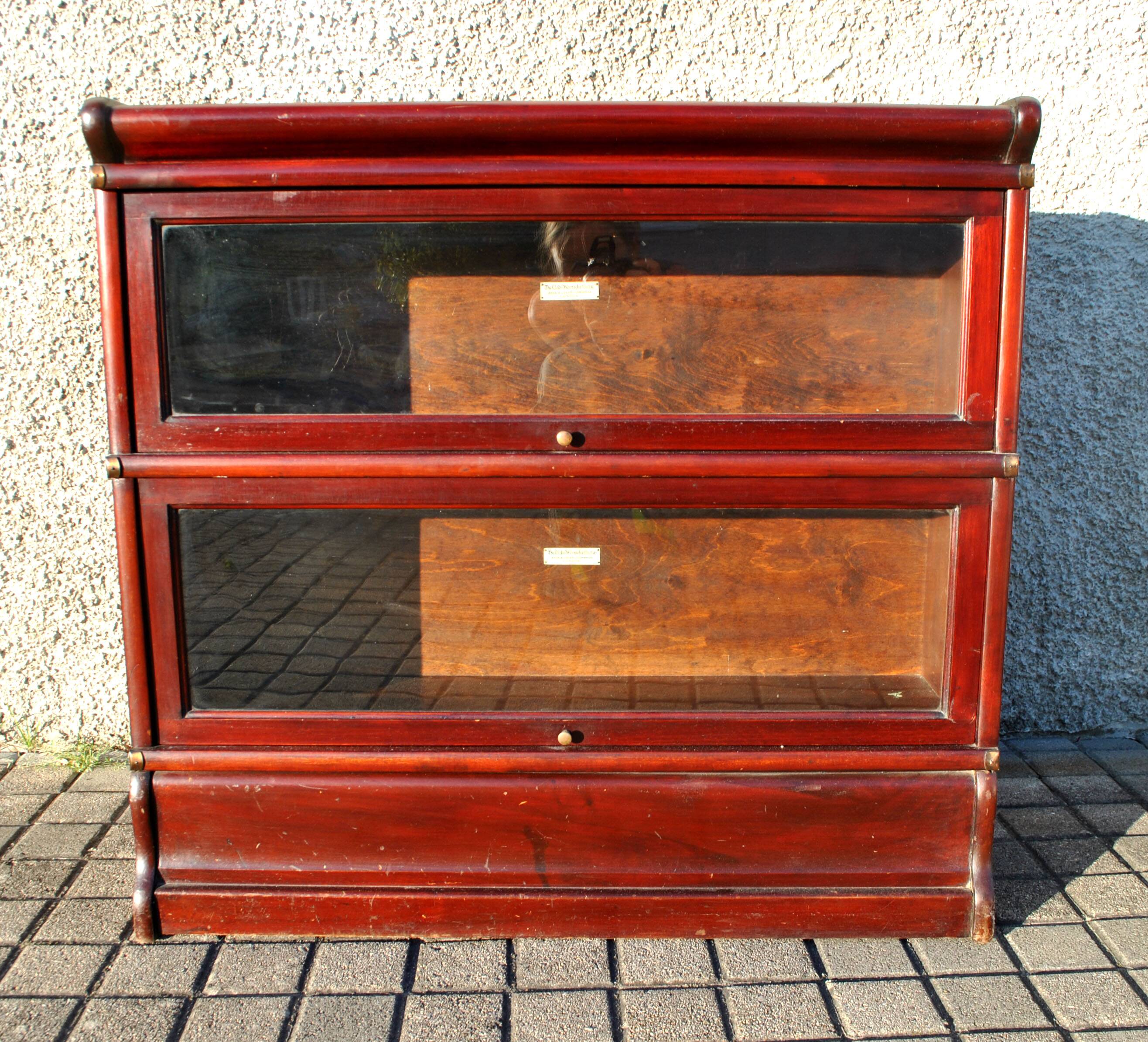 Mahogany glass-fronted bookcase THE GLOBE WERNICKE LONDON 1900, a piece of furniture