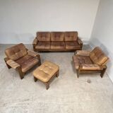 Joli salon composé d'une paire de fauteuils, d'un canapé en cuir havane et son ottoman