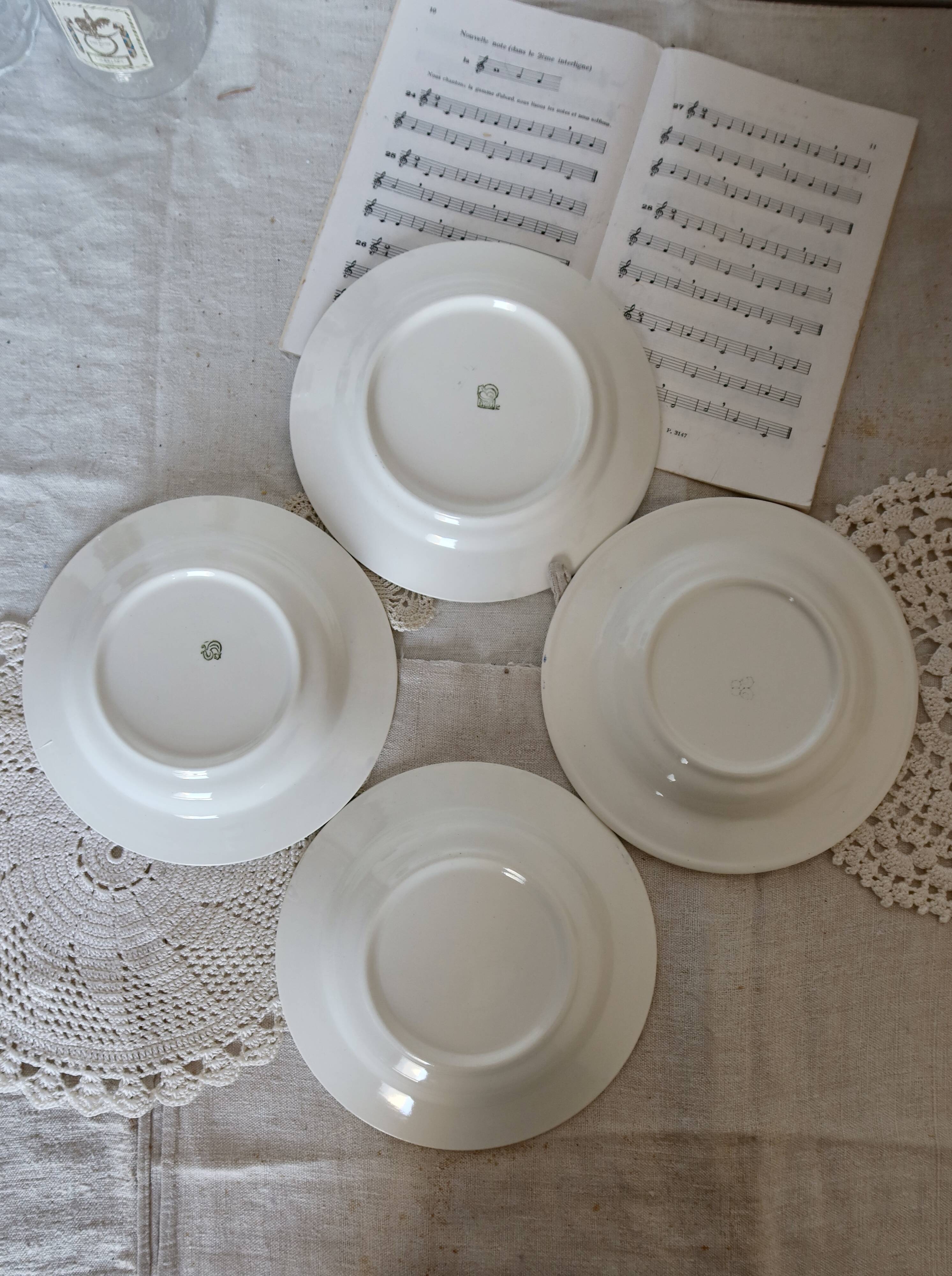 4 mismatched vintage blue and white earthenware soup plates - Set