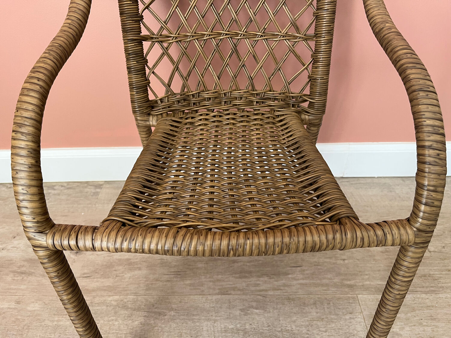 Small children's chair in beige scoubidou.