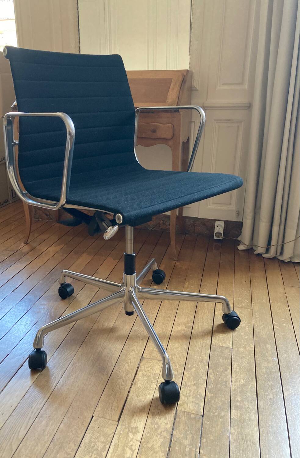 Charles Eames Vitra office armchair black fabric polished aluminum excellent condition