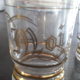 4 verres gravés or, un flacon