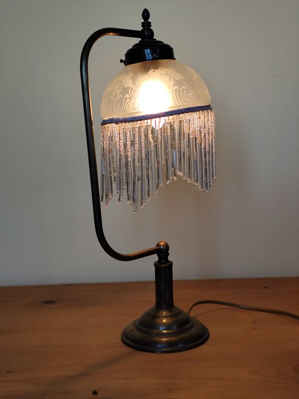 Lampe rétro laiton et abat jour en verre et franges en perles