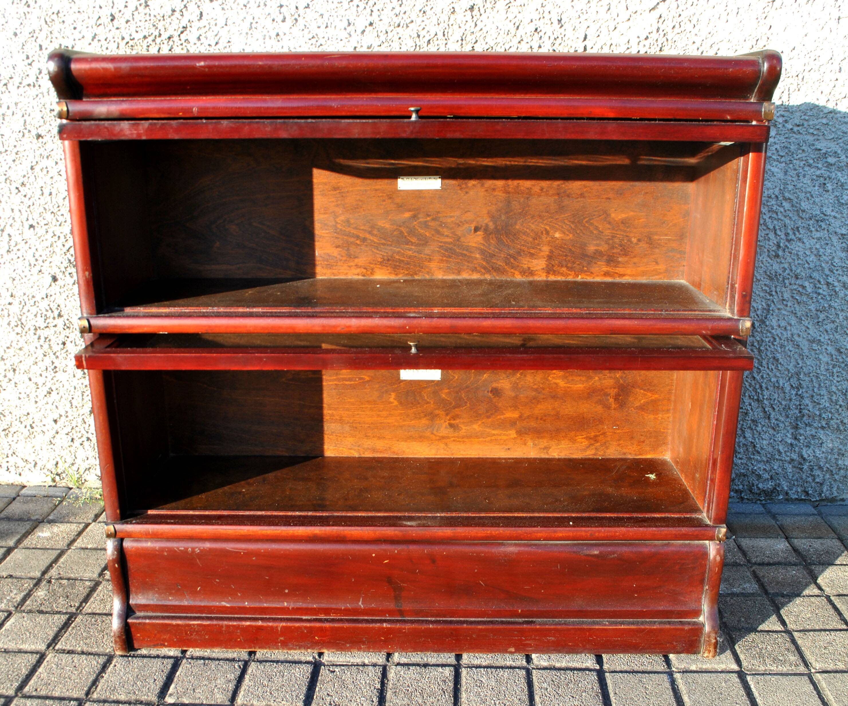 Mahogany glass-fronted bookcase THE GLOBE WERNICKE LONDON 1900, a piece of furniture