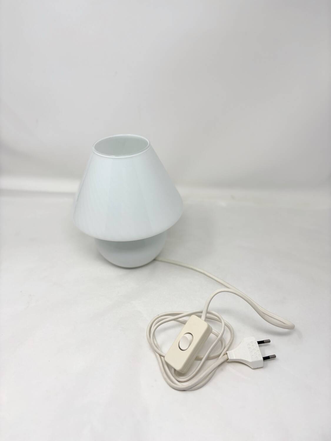 Small mushroom lamp in white opaline