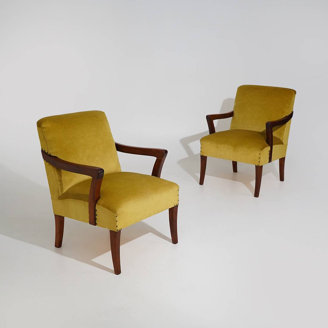 Paire de fauteuils en velours, années 1950