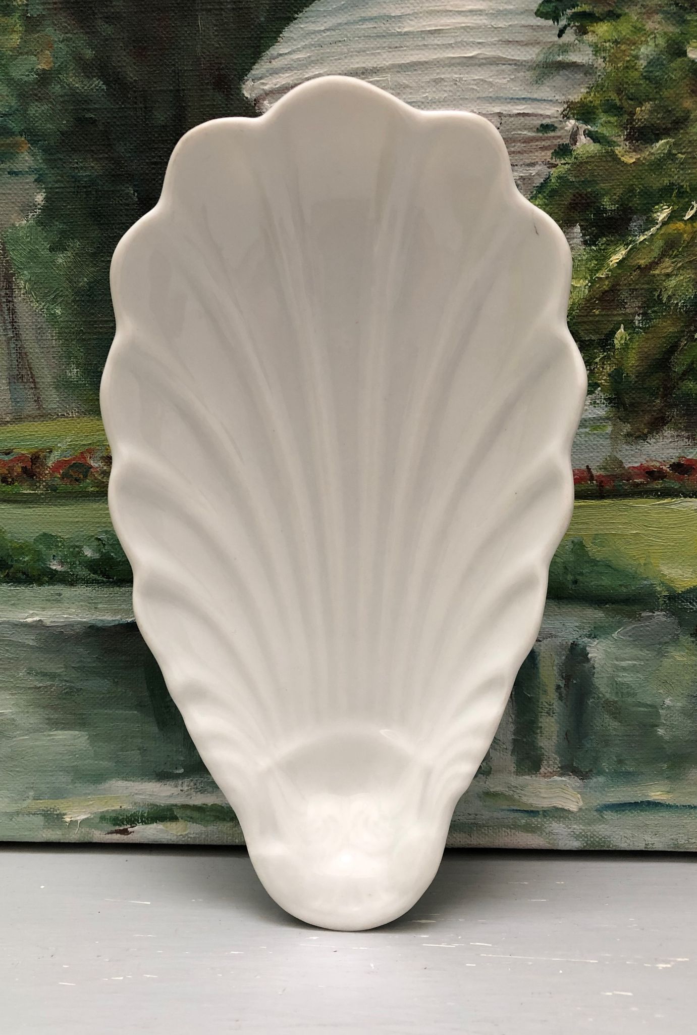 Empty pocket in fine antique porcelain, shell-shaped