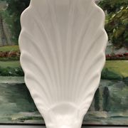 Empty pocket in fine antique porcelain, shell-shaped