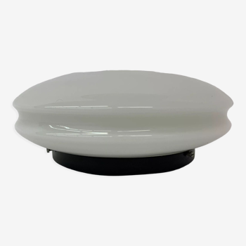 Plafonnier en verre opalin Raak, années 1960
