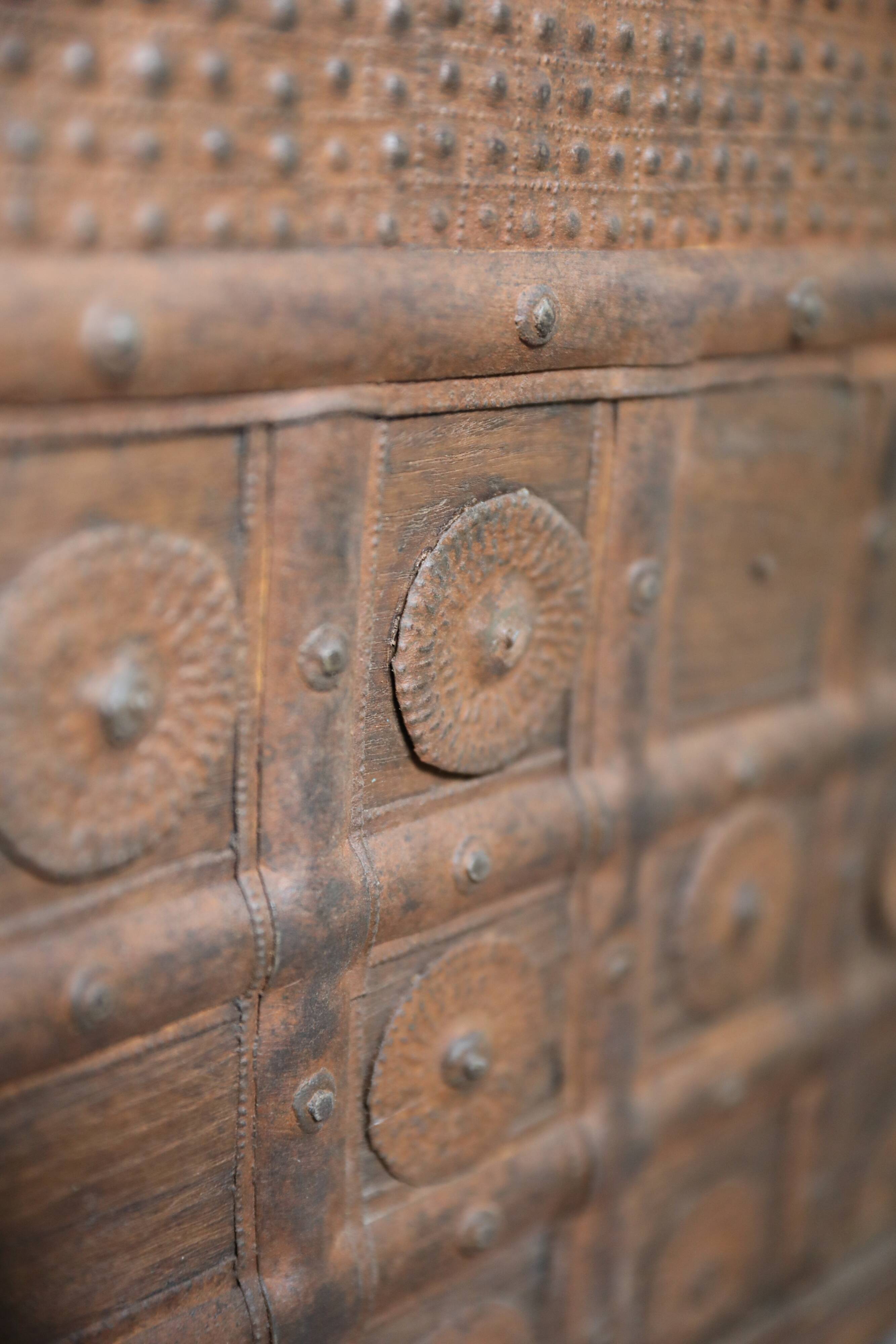 Indian low chest, coffee table in natural teak and metal, unique piece