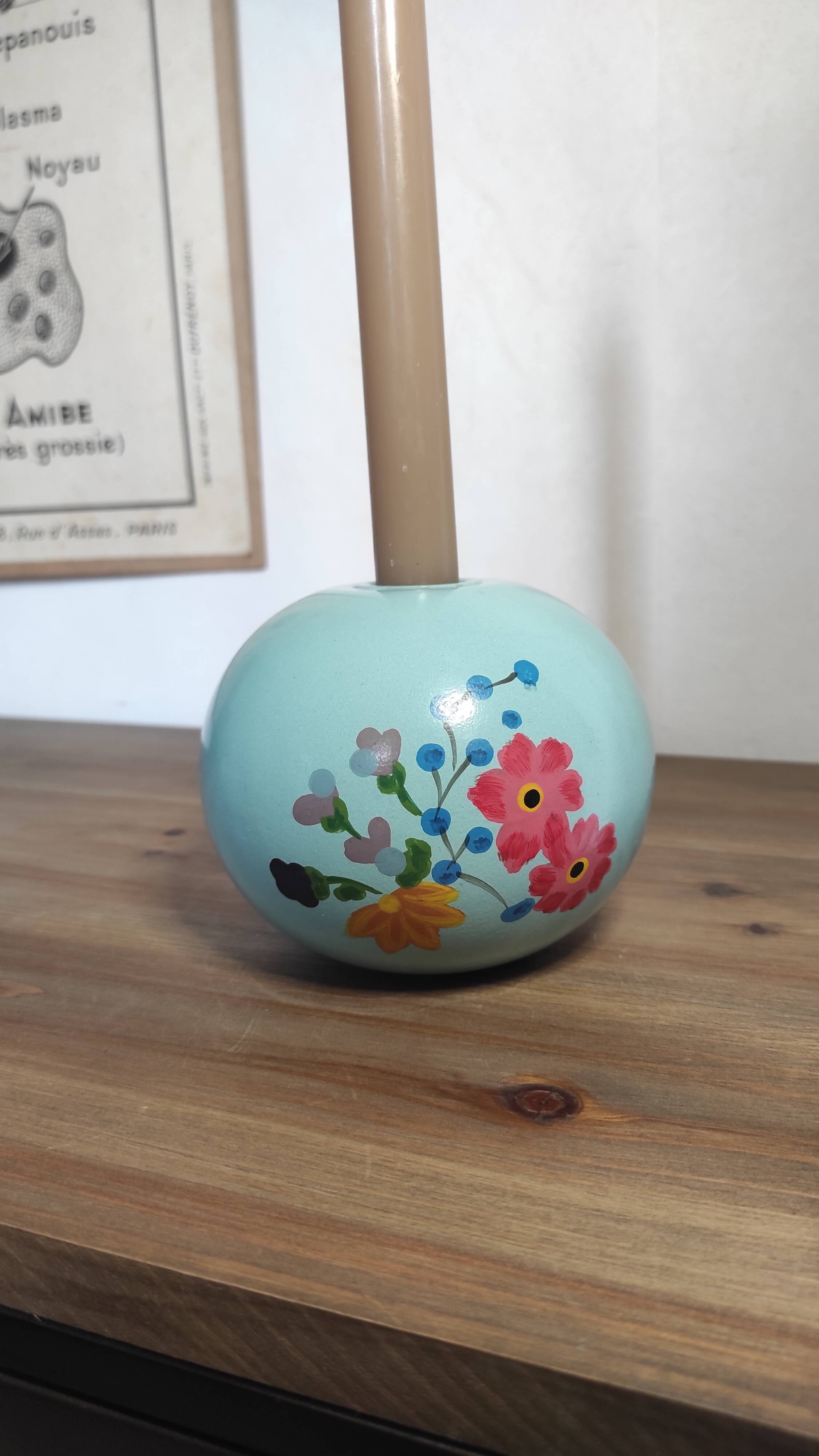 Floral candle holder in enamelled metal