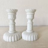 Paire de petits bougeoirs en opaline blanche