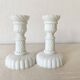 Paire de petits bougeoirs en opaline blanche