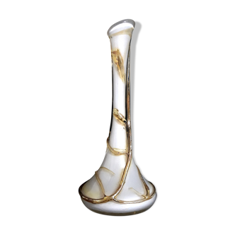 Vase Jugendstil ‘Organique’ en verre blanc avec veines ambré