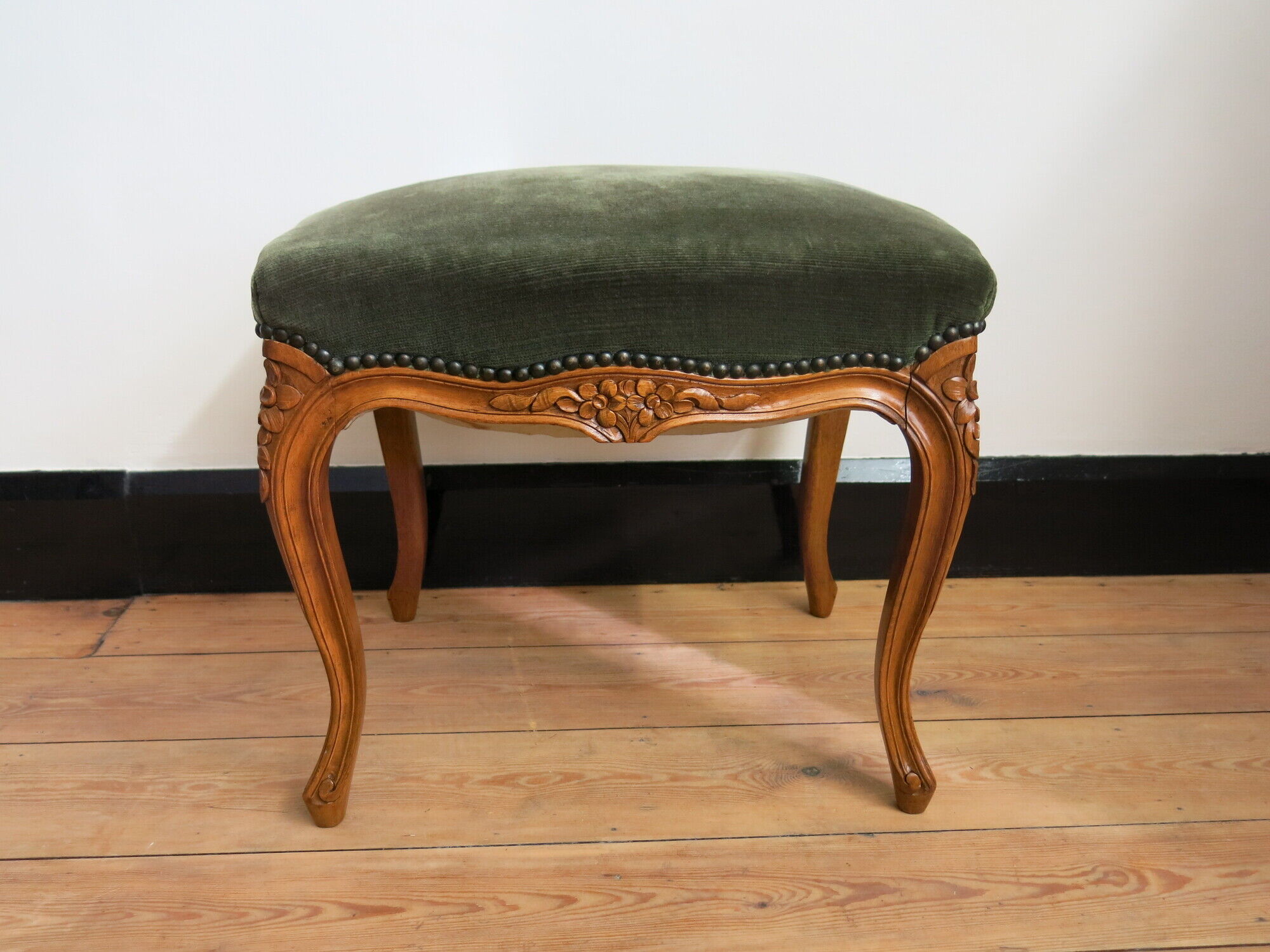 Louis XV footrest in carved wood and green velvet