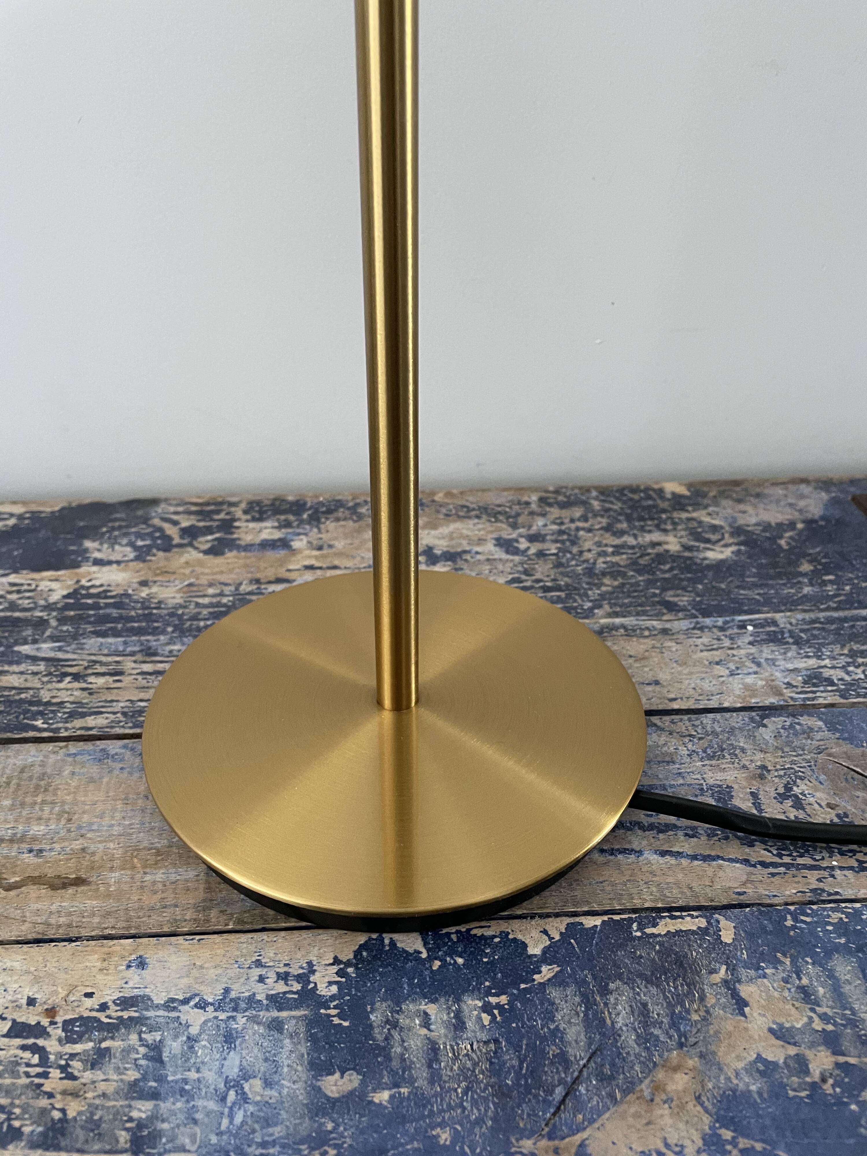 Table lamp globe in chiseled glass