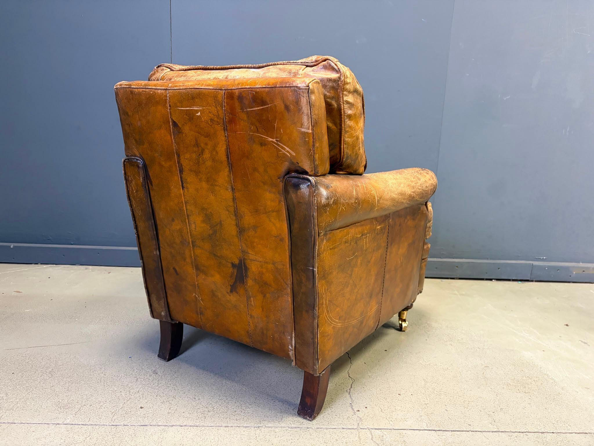 Fauteuil club en cuir des années 1950.