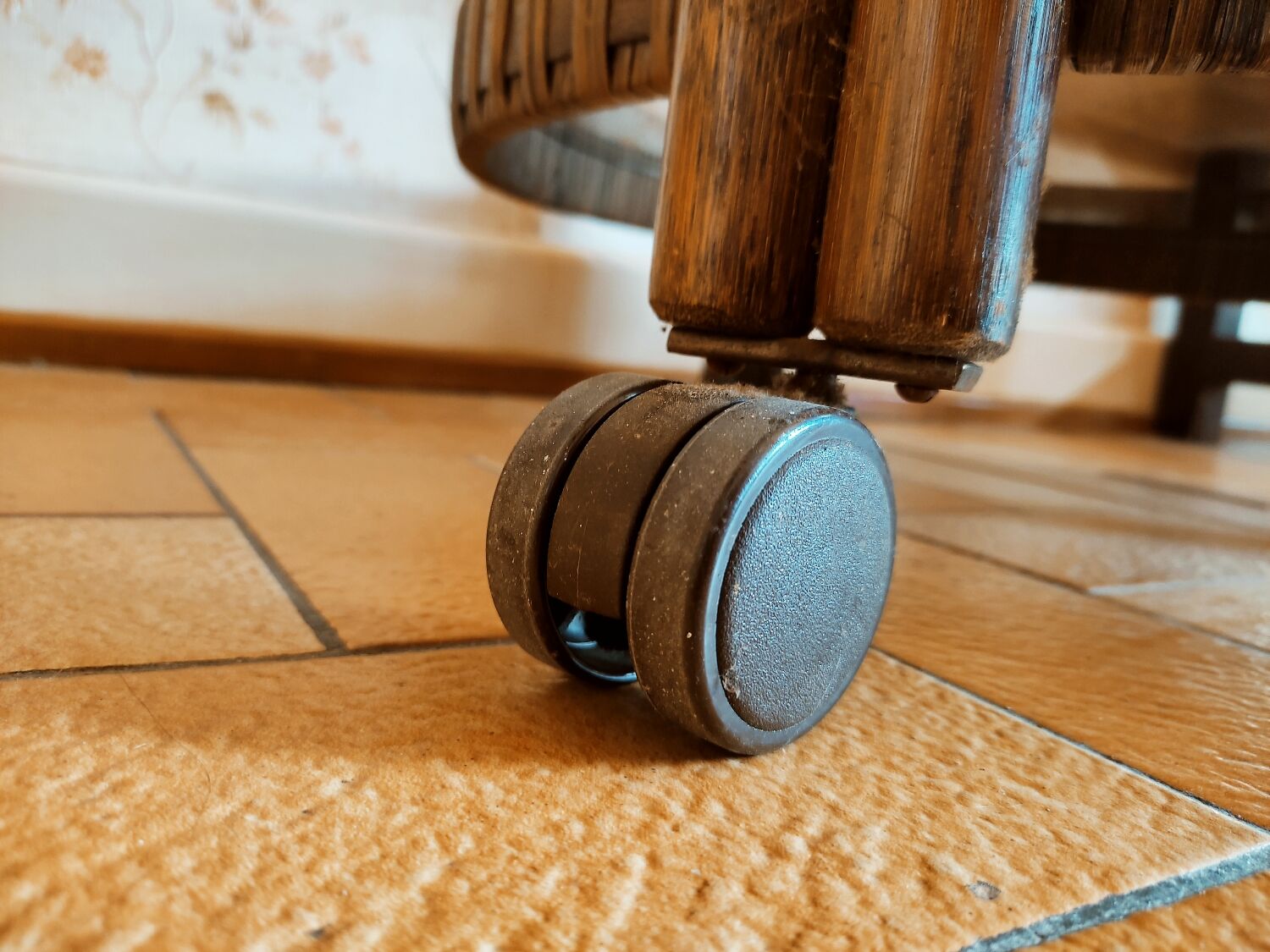 Round rattan bar table on wheels