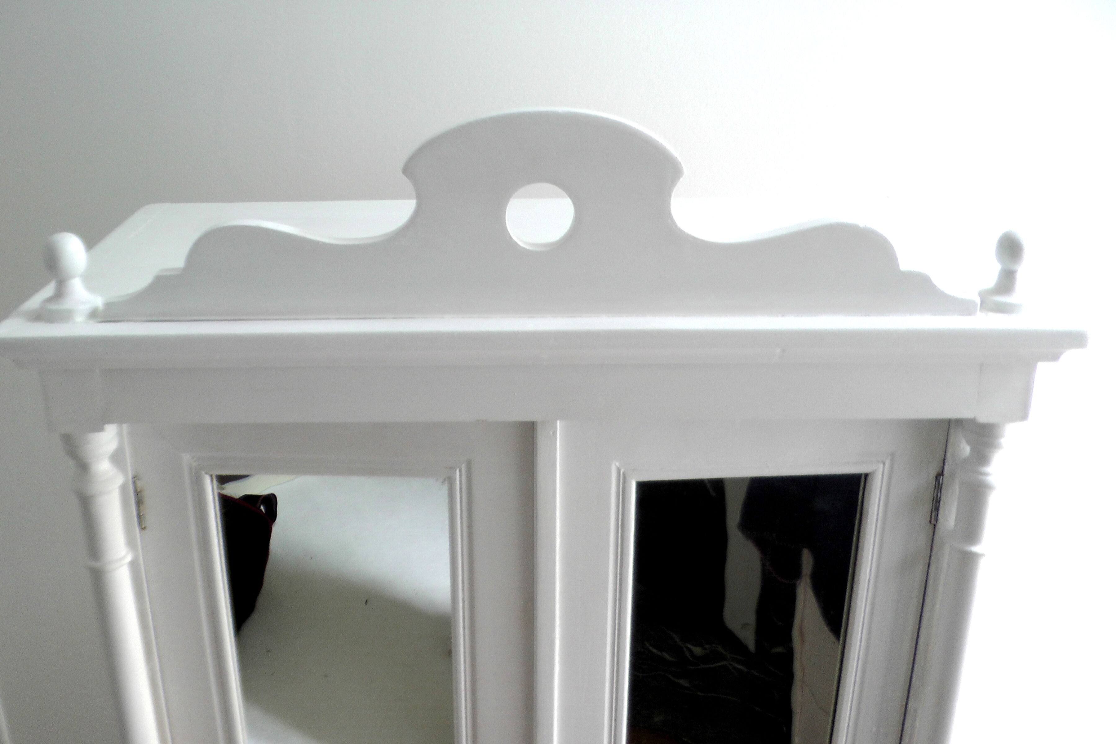 Wall cabinet with mirror