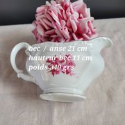 Soup tureen, sauce boat and serving dishes