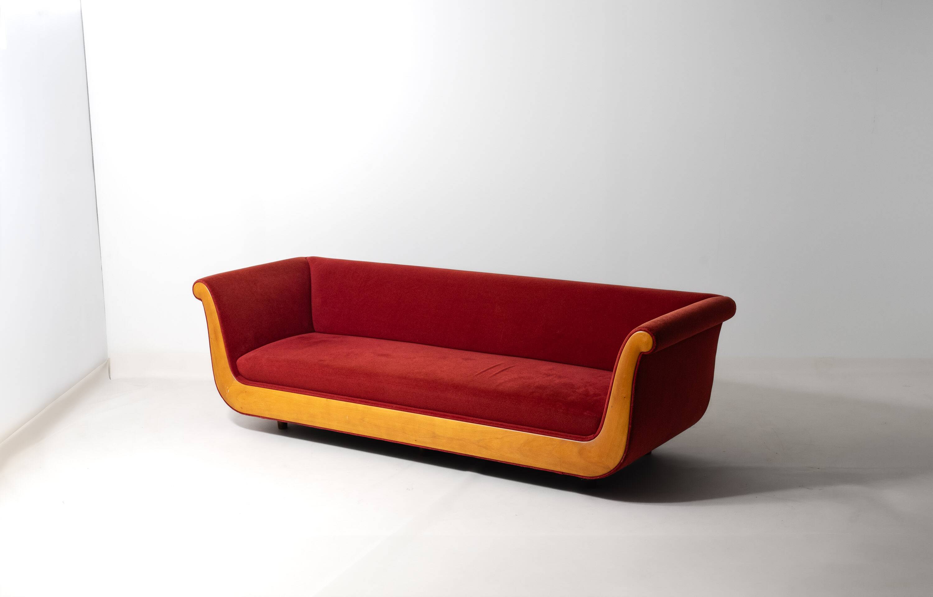 Sofa 'Primafila' en velours rouge par Molteni