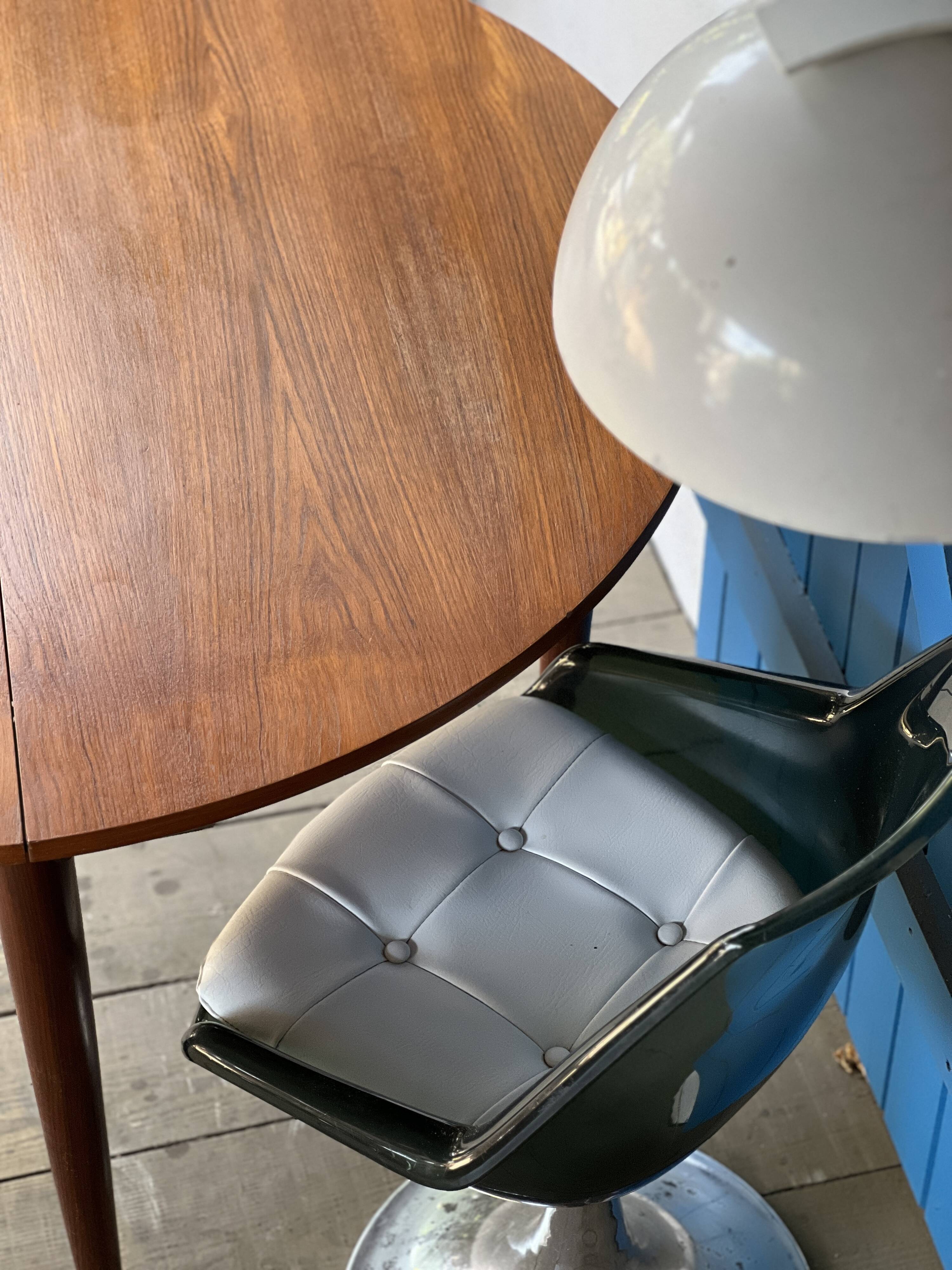 Round extendable table