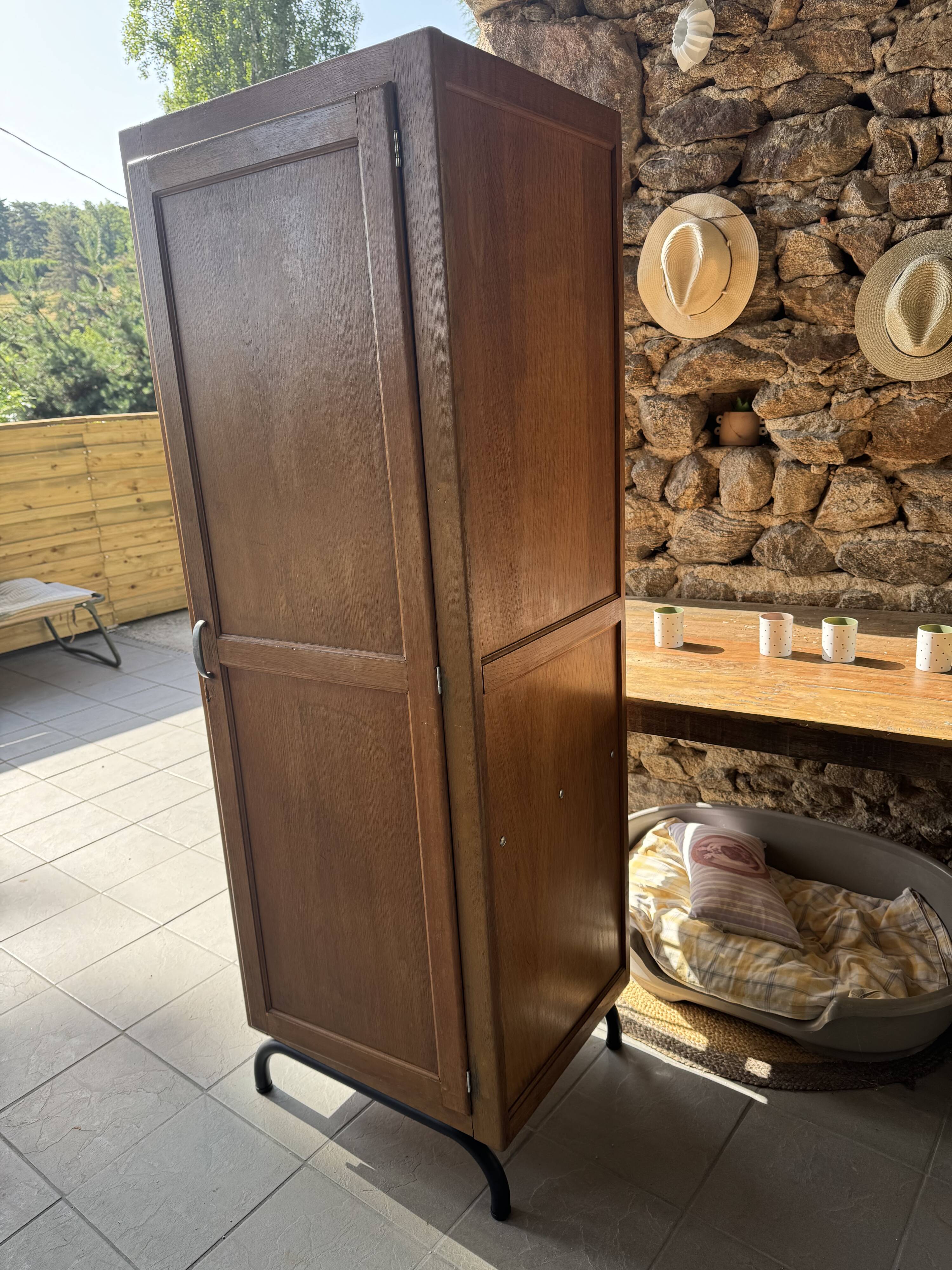 Wooden locker with tubular base