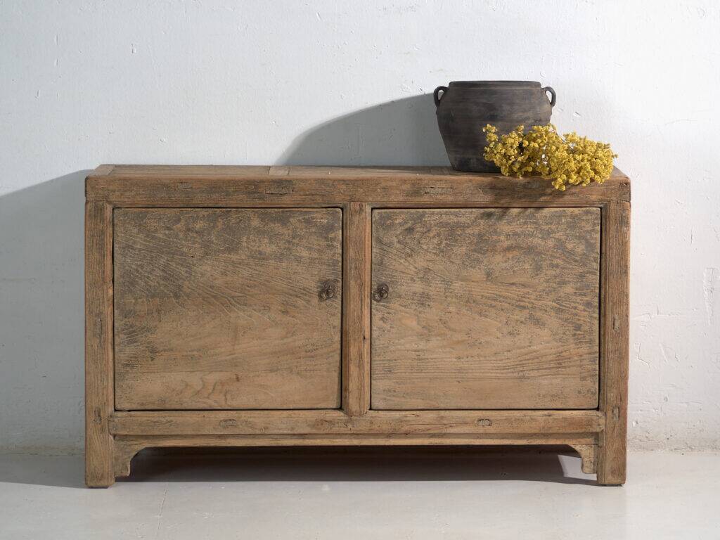 Buffet ancien en orme à deux portes – Chine, vers 1950