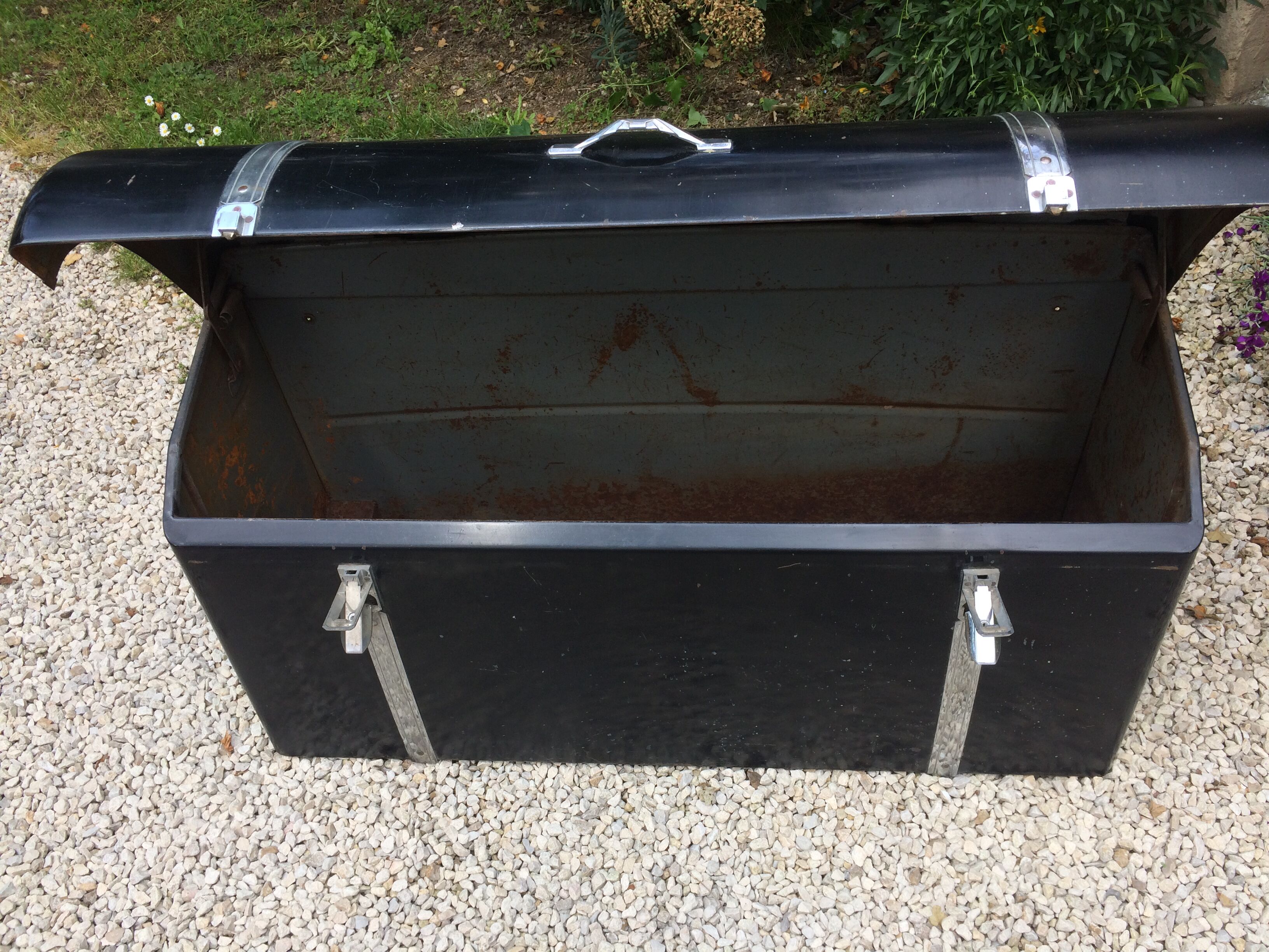 Old car back trunk most certainly from the 1930s