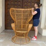 énorme fauteuil en rotin