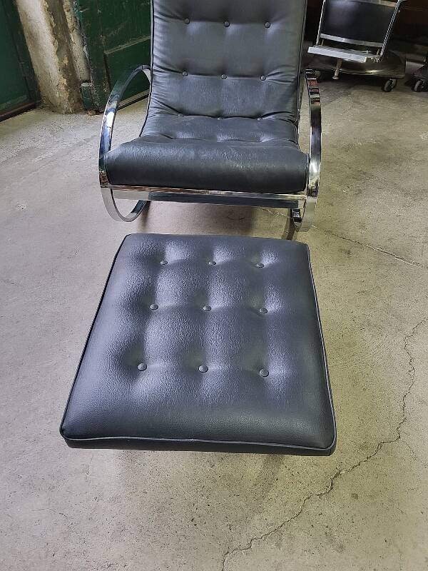 Fauteuil rocking chair + repose pieds en skyl et metal chrome des annees 19