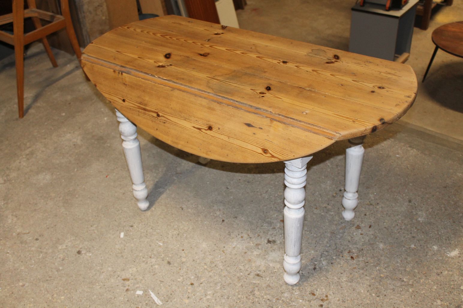 Oval table with flaps