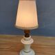 Lampe  bougeoir vintage faïence vanille liseré or et abat-jour rhodoïd plissé azur