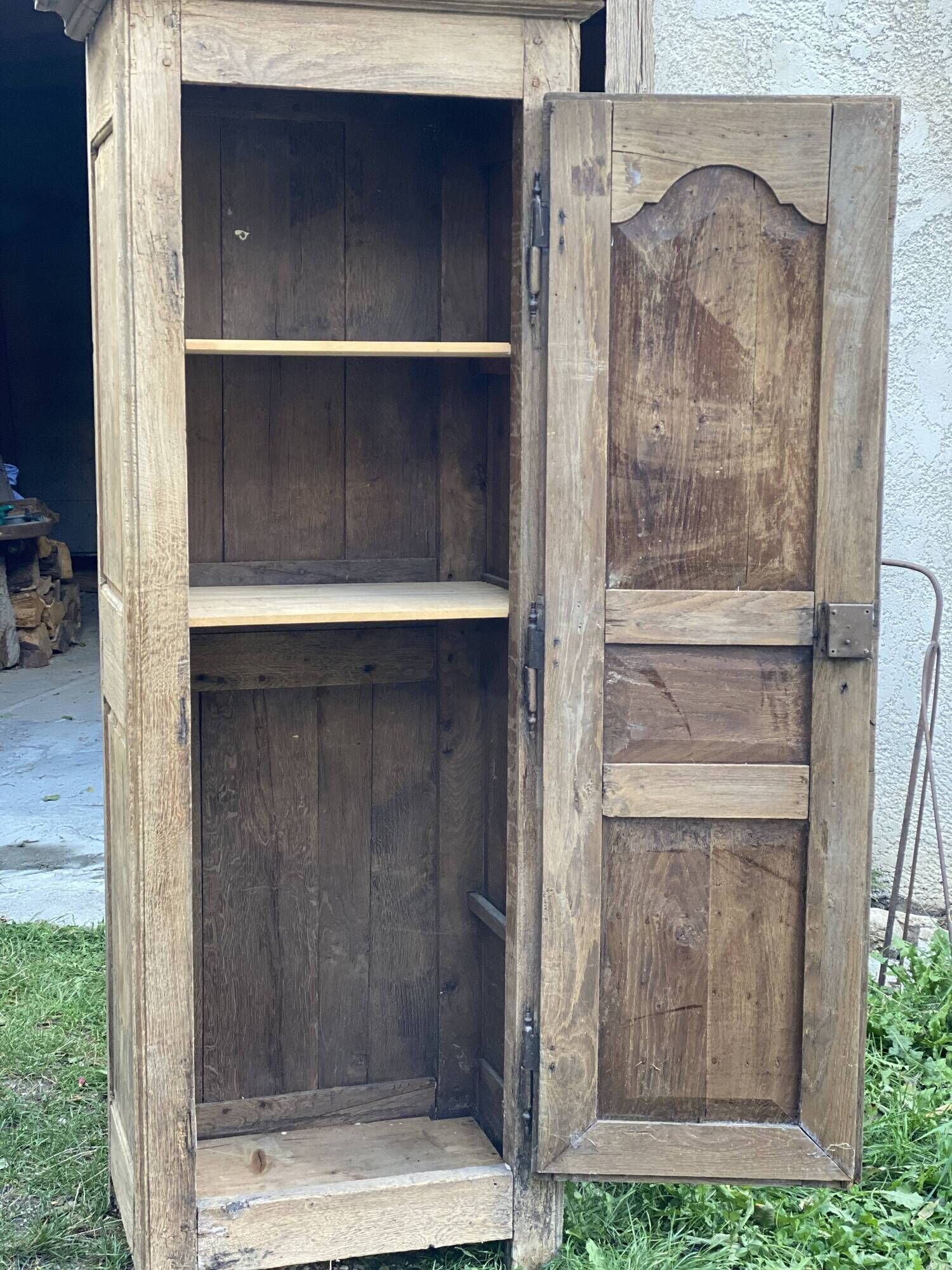 Eighteenth-century Parisian armoire with one bonnetière door in raw wood.