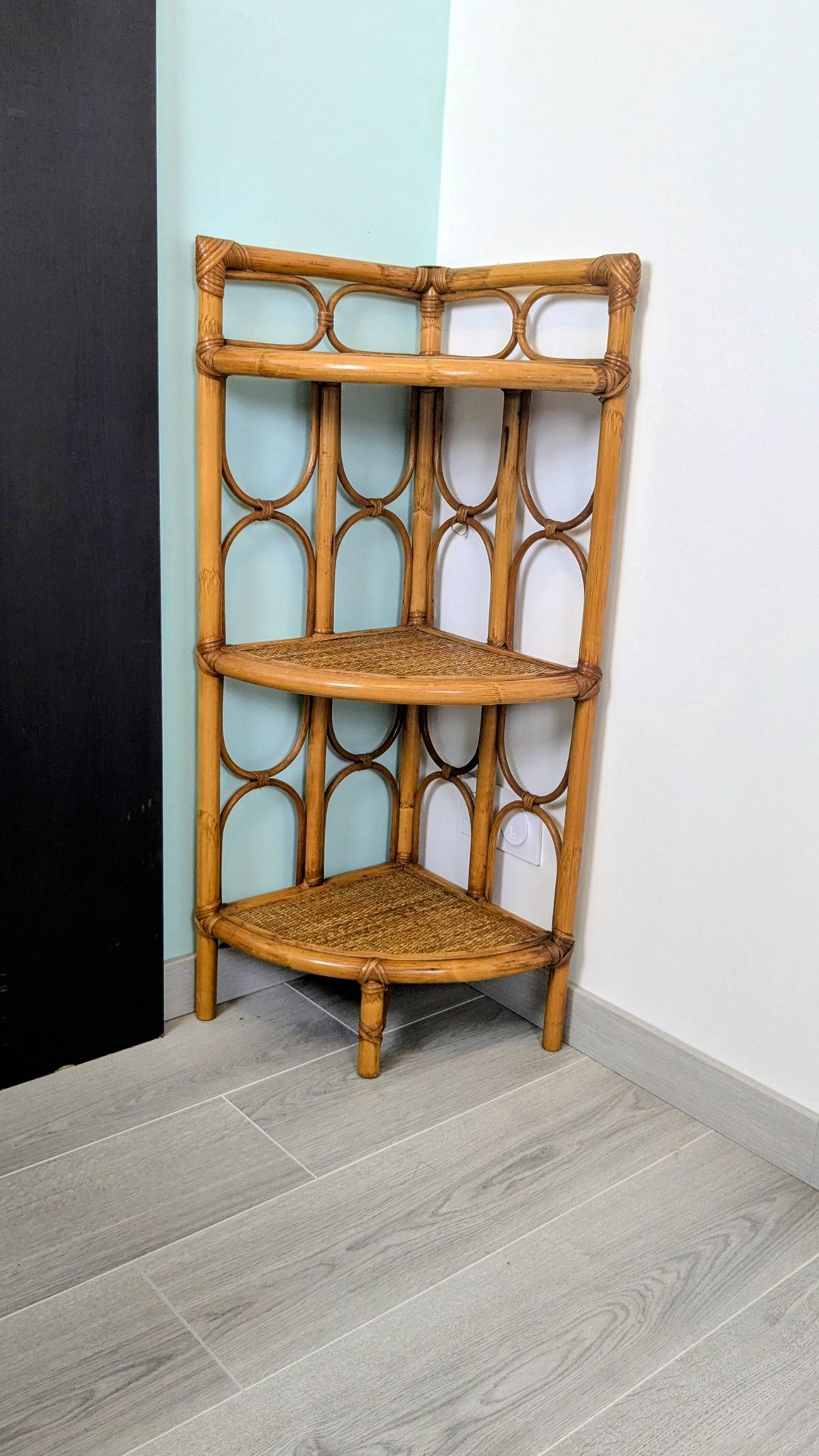 Vintage rattan corner shelf – Natural elegance and airy lines