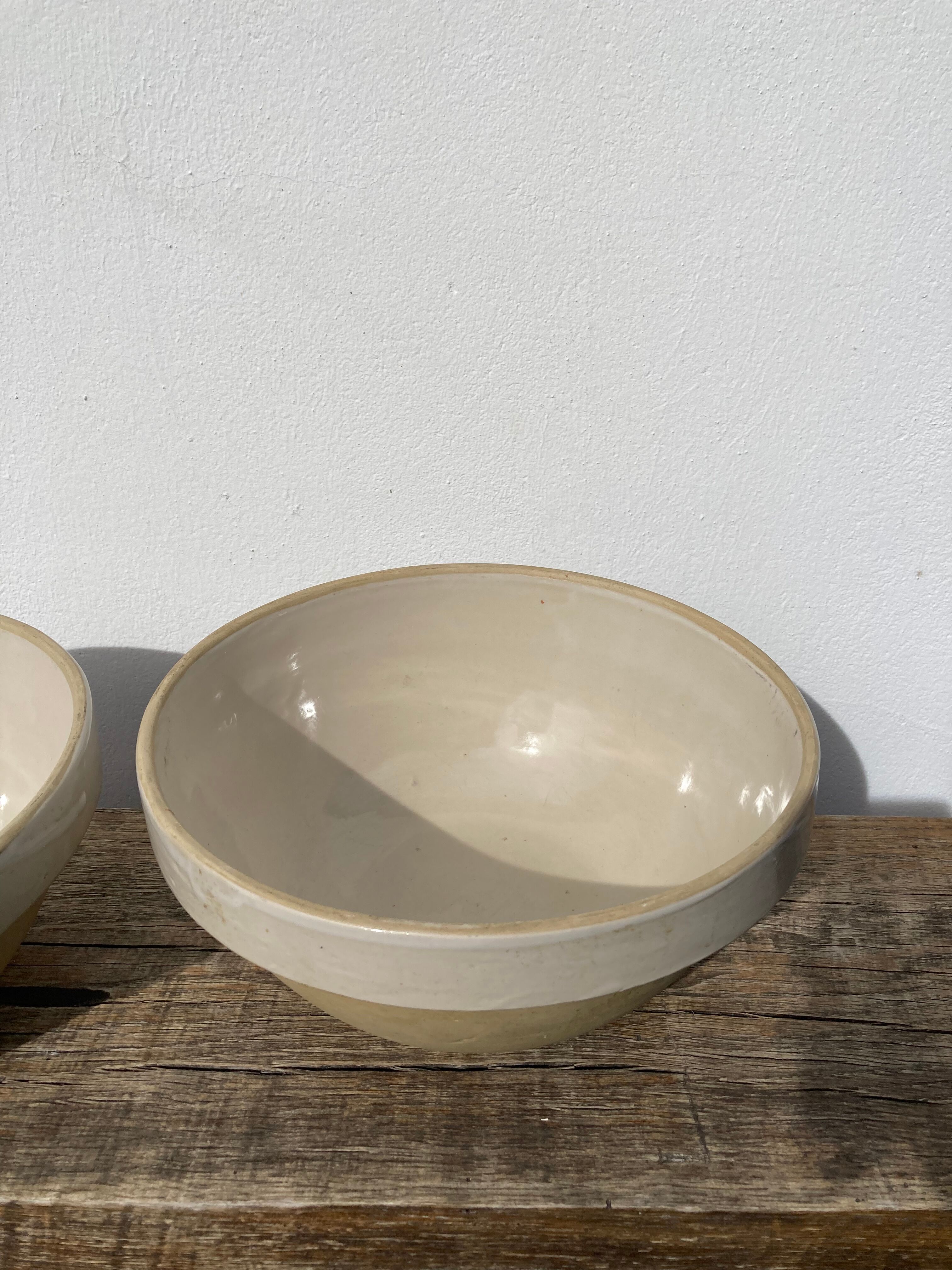 Duo of large salad bowl in beige and white vintage countryside