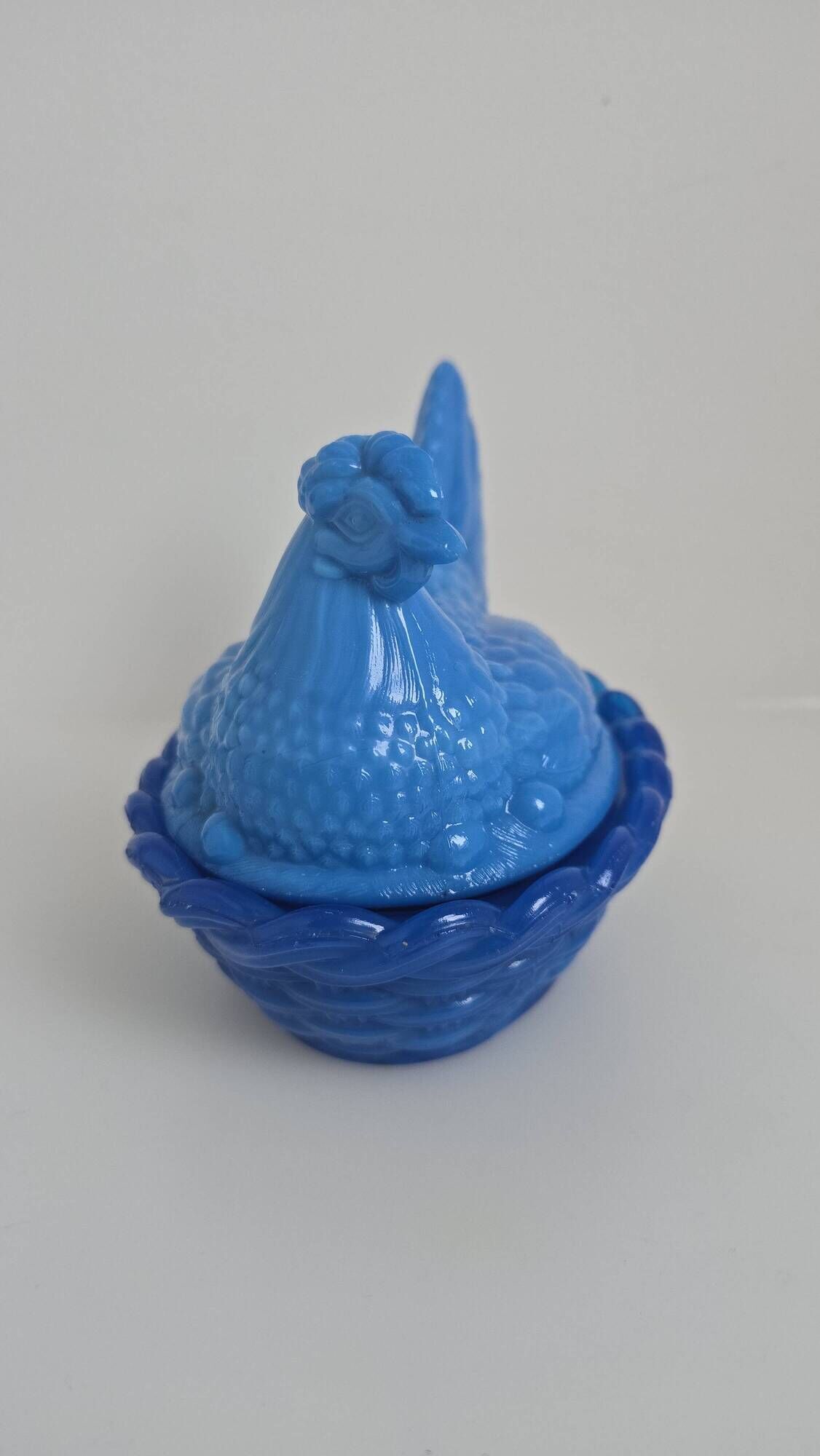 Bonbonnière chicken on its nest in blue opaline, Portieux-Vallérysthal