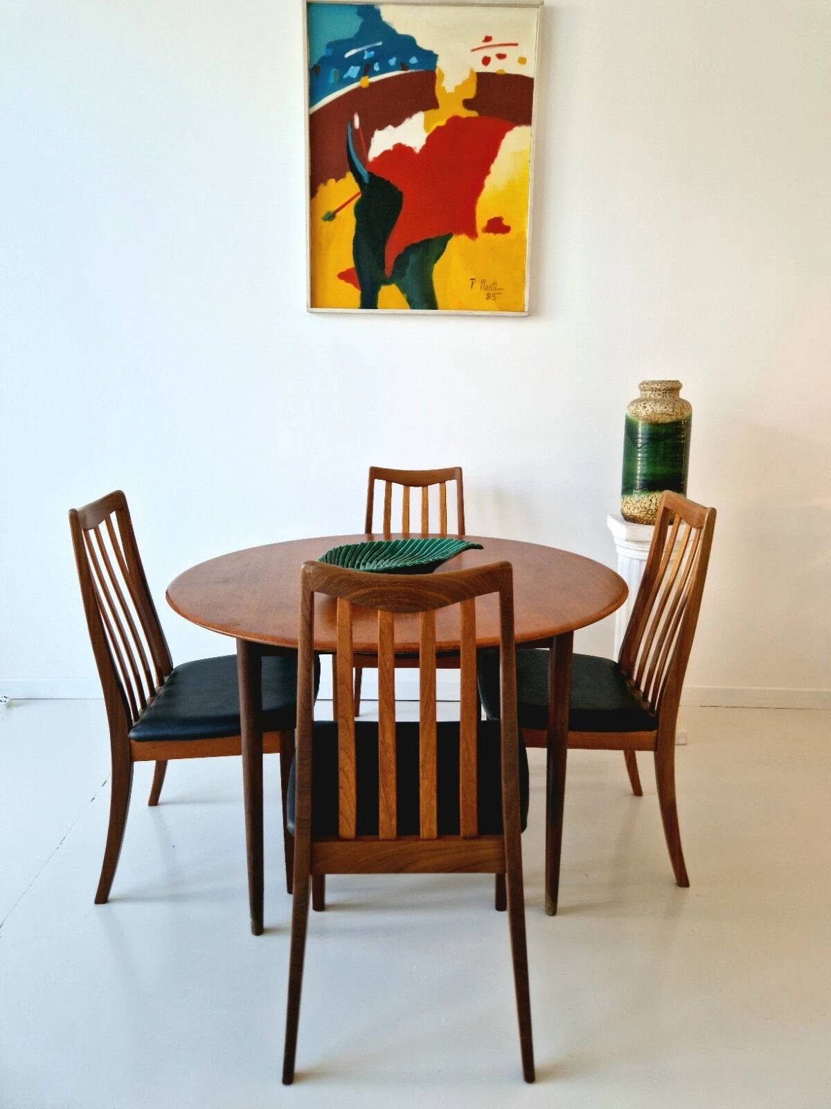 Ensemble de table et chaises GPLAN des années 1950, design d'intérieur.