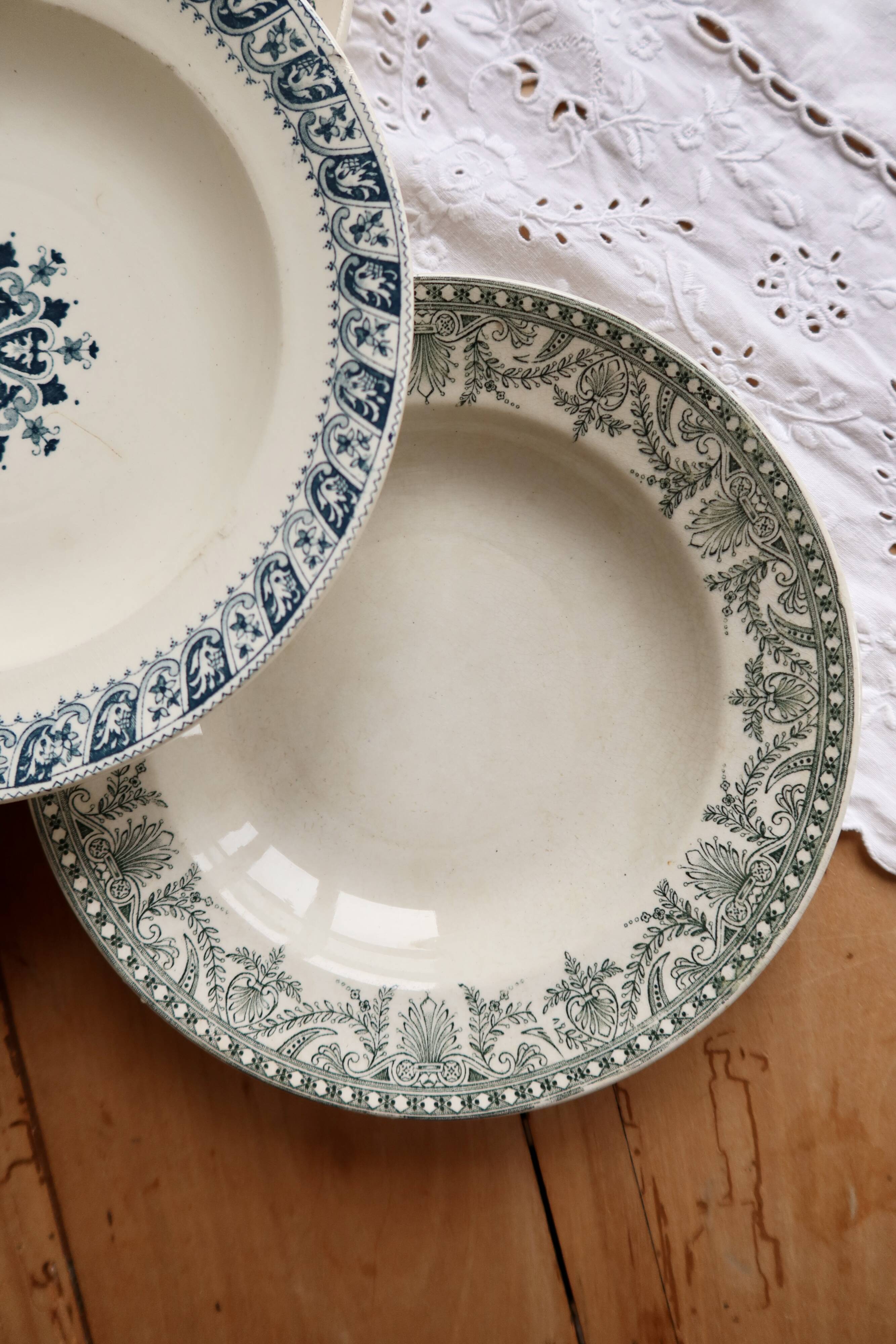 4 assiettes creuses terre de fer dépareillées tons bleu et vert