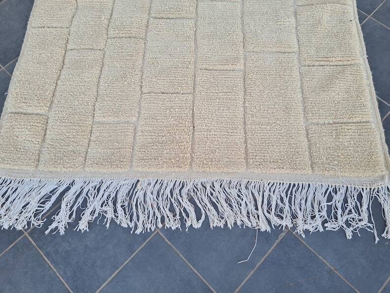 Large white Moroccan handwoven traditional carpet size 2/3m
