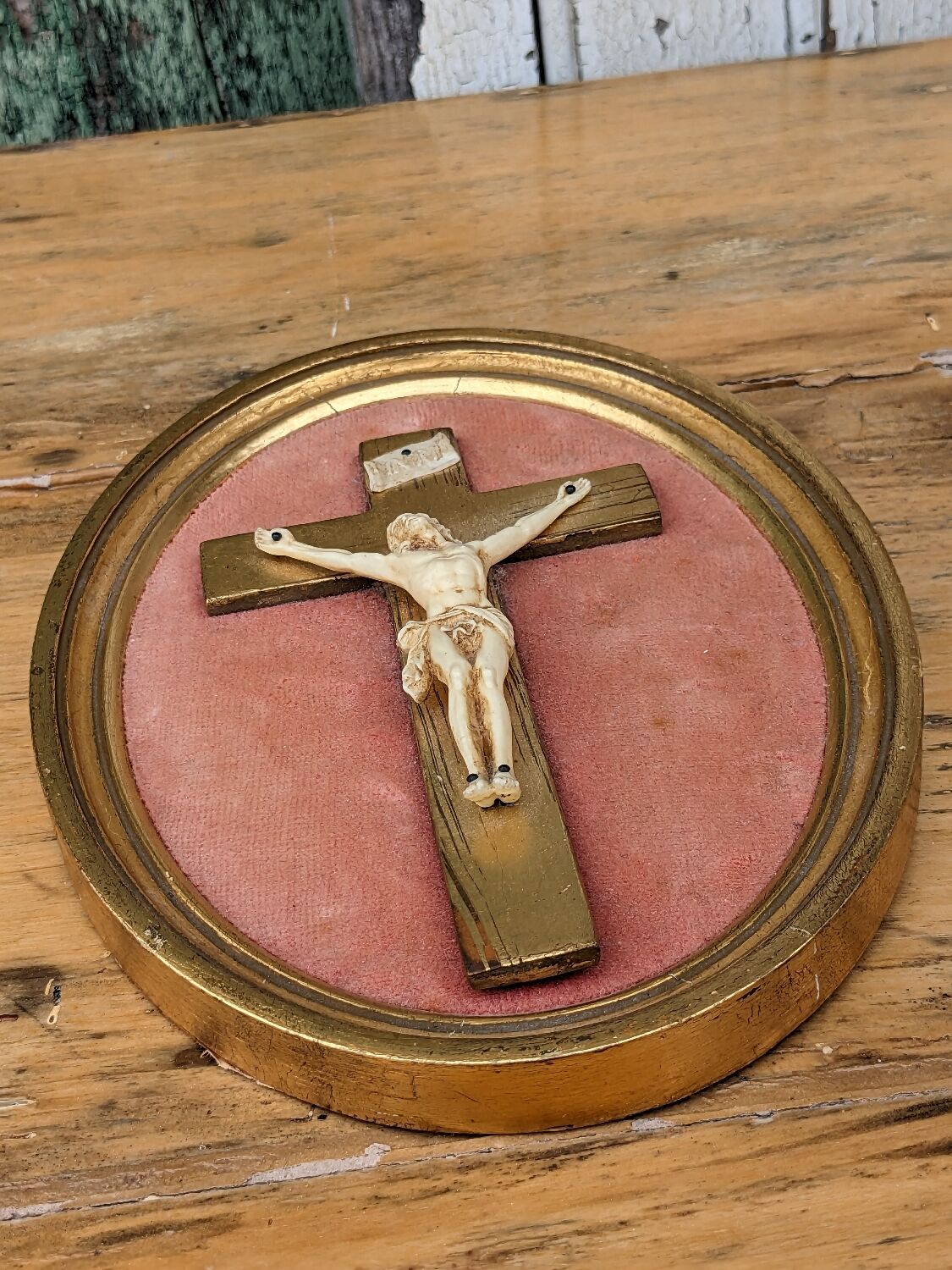 Médaillon crucifixion vintage