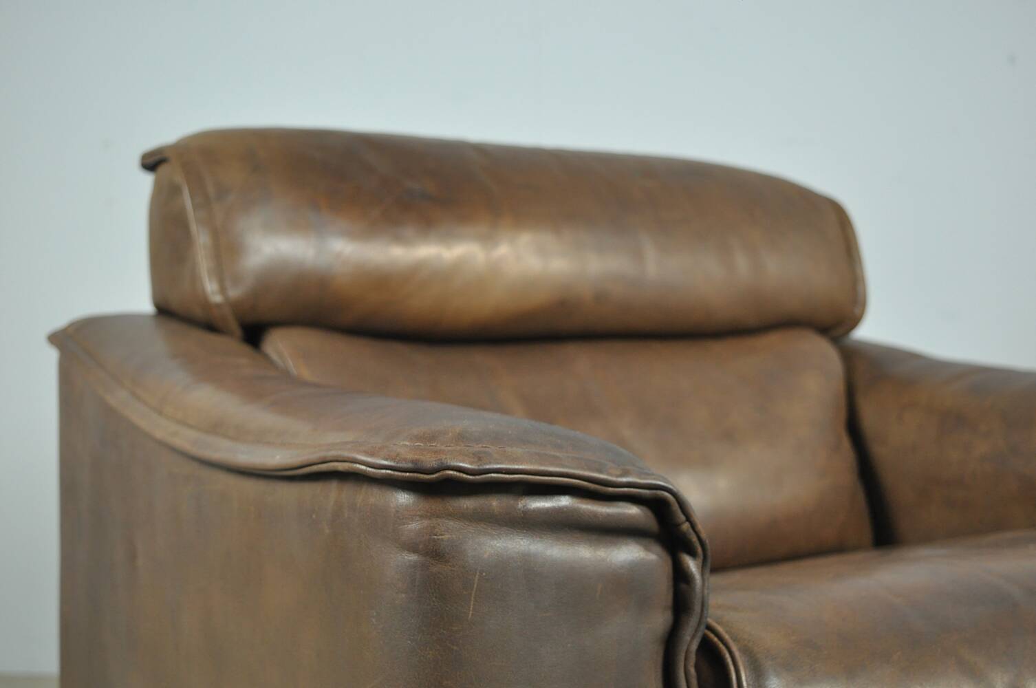 Buffalo leather vintage brutalist armchair by hugo de ruiter, leolux, 1970s