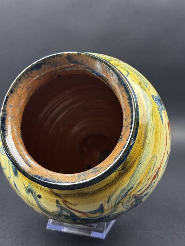 Vase basque en céramique vernissée à décor marbré polychrome