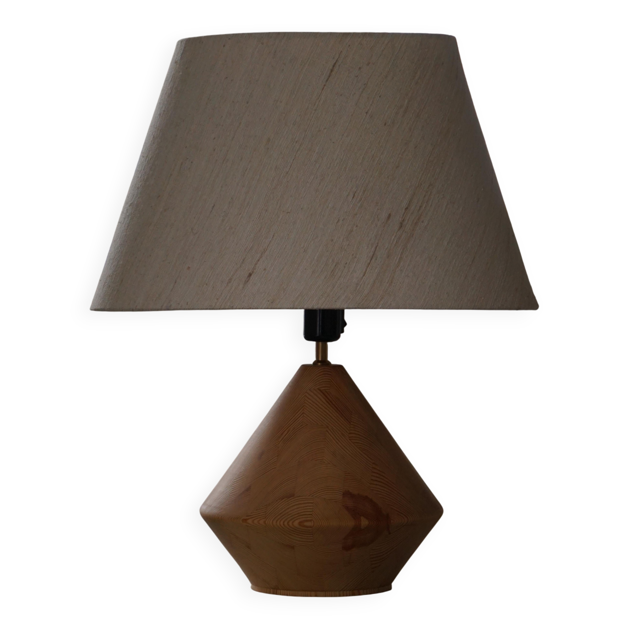 Sculptural Danish modern table lamp in wood by Kirk, 1980s.
