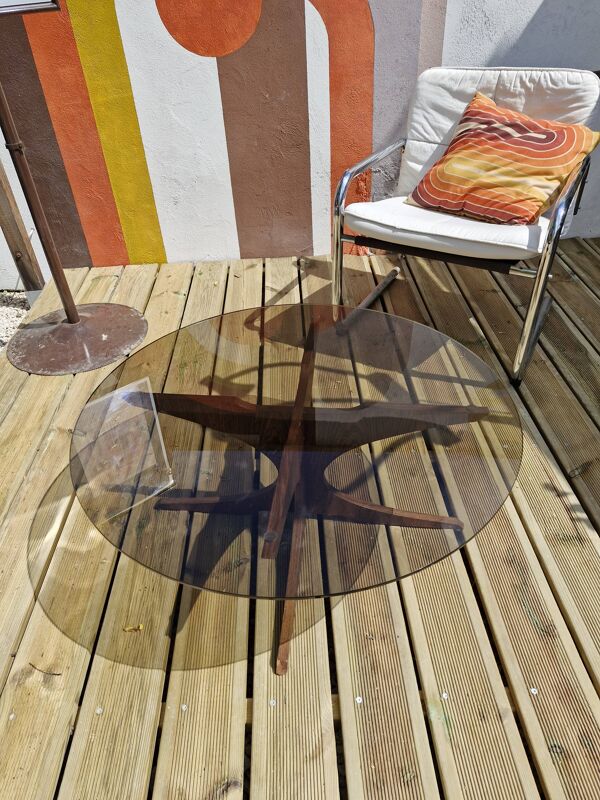 Table basse en verre fumé et teck d'après Hugues Poignant, années 60-70